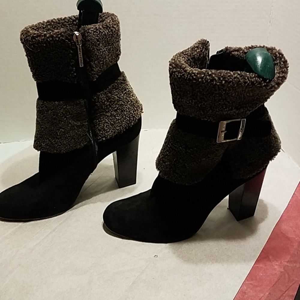 Donald J Pilner sz 8.5 booties